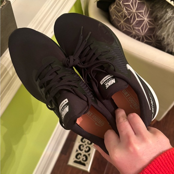 Nike shoes - Picture 2 of 5